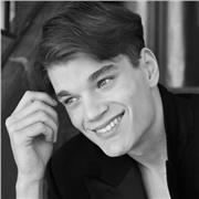 An English speaker with international experience offers online lessons for adults and kids, focusing on conversation